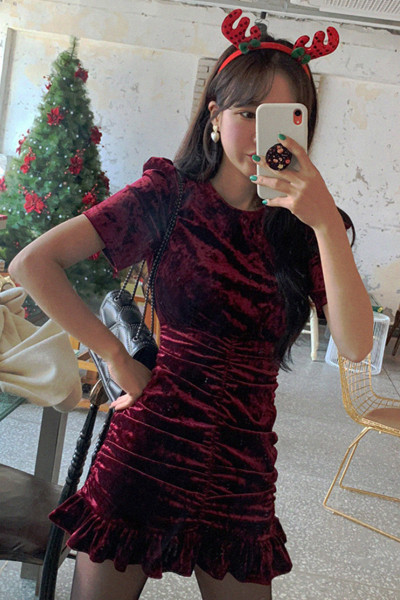 Női bársonyruha rövid ujjal, kerek nyakkivágással