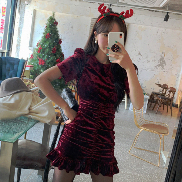 Női bársonyruha rövid ujjal, kerek nyakkivágással