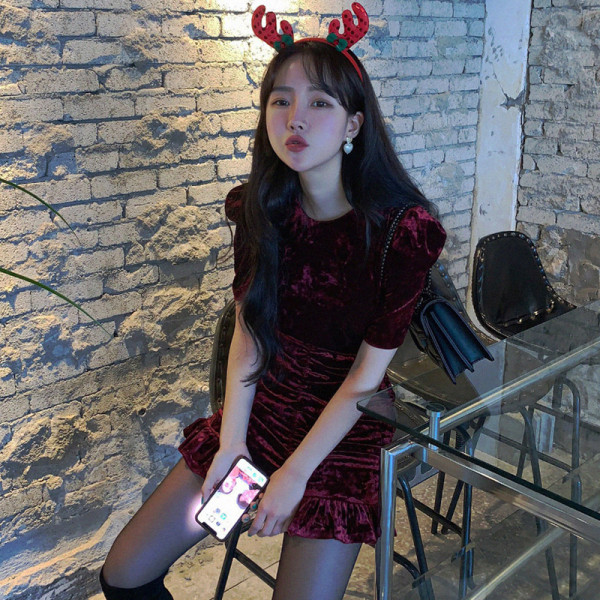 Női bársonyruha rövid ujjal, kerek nyakkivágással