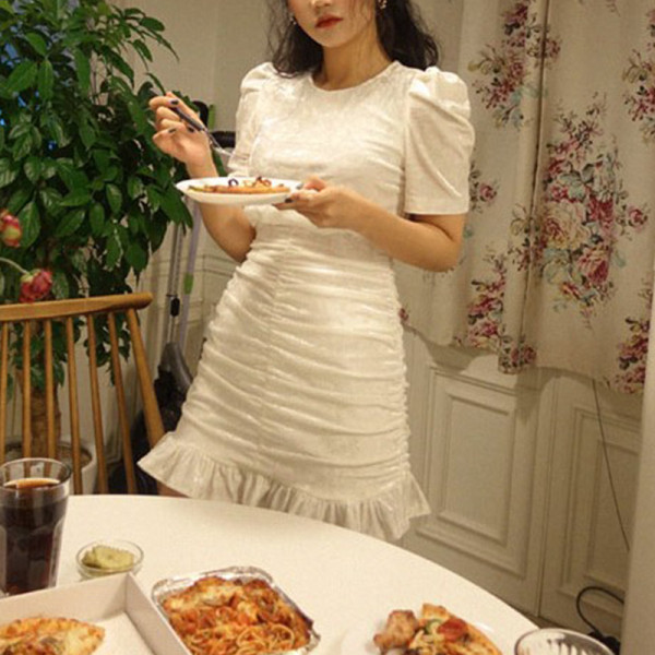 Női bársonyruha rövid ujjal, kerek nyakkivágással