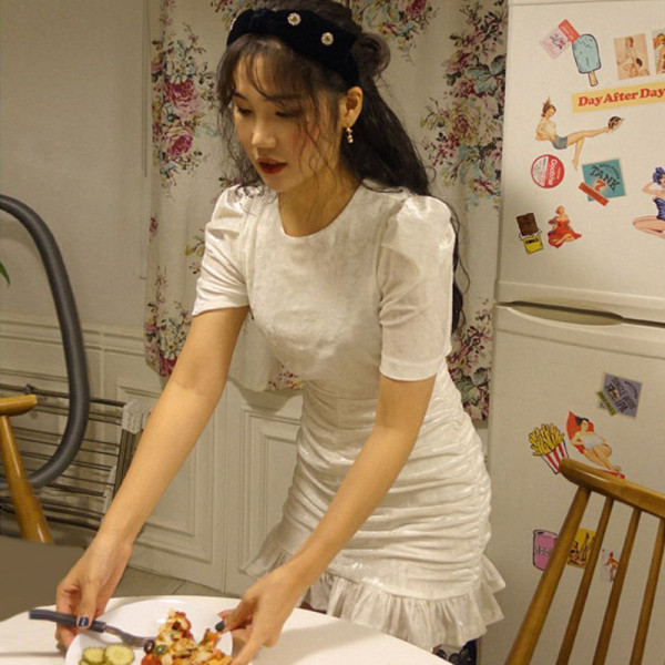 Női bársonyruha rövid ujjal, kerek nyakkivágással