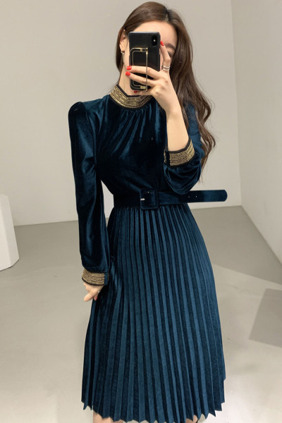 Aktuális női rakott ruha, hosszú bársony ujjal