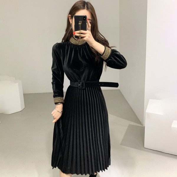 Aktuális női rakott ruha, hosszú bársony ujjal