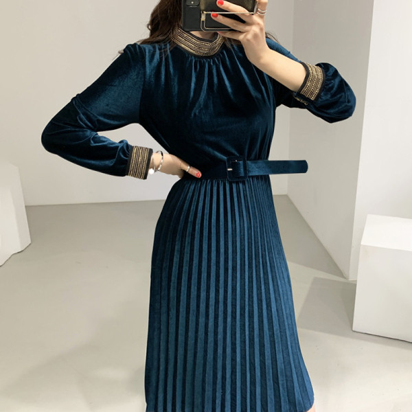 Aktuális női rakott ruha, hosszú bársony ujjal