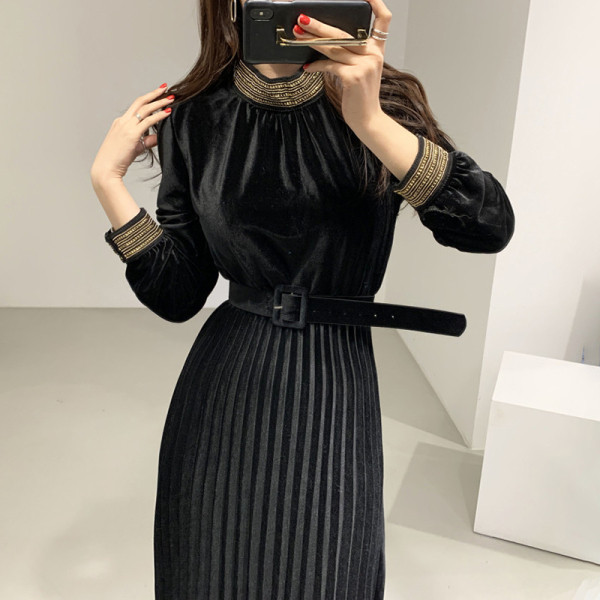 Aktuális női rakott ruha, hosszú bársony ujjal