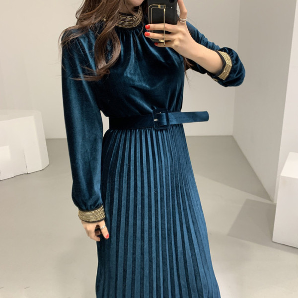 Aktuális női rakott ruha, hosszú bársony ujjal