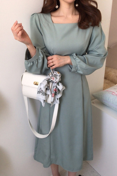 Kandilise kaelusega naiste kleit – pikk, rohelise värvi mudel