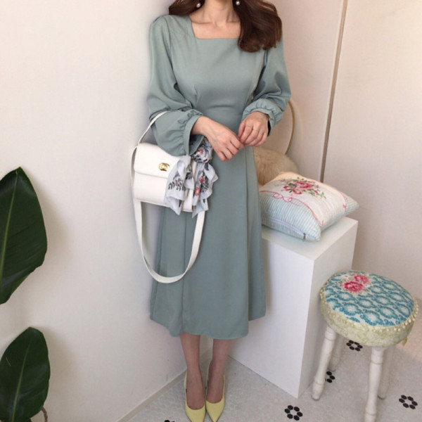 Kandilise kaelusega naiste kleit – pikk, rohelise värvi mudel