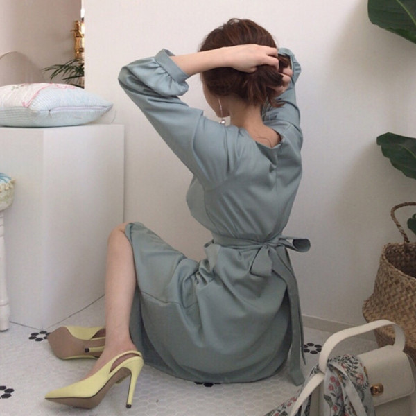 Kandilise kaelusega naiste kleit – pikk, rohelise värvi mudel