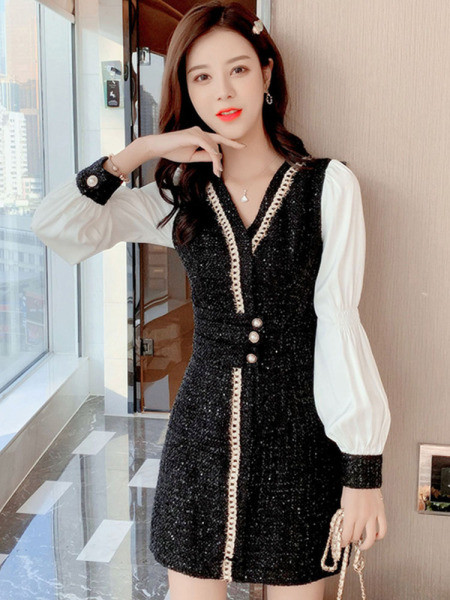 Stílusos női ruha gombokkal és spitz nyakkivágással