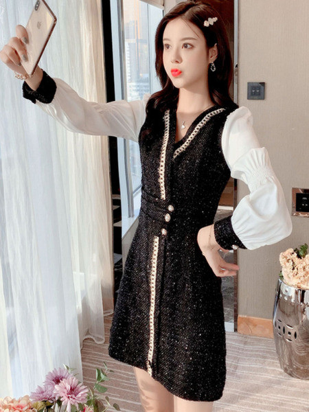 Stílusos női ruha gombokkal és spitz nyakkivágással