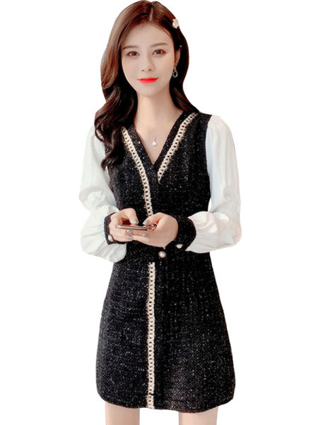 Stílusos női ruha gombokkal és spitz nyakkivágással