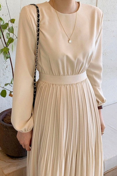 Női rakott ruha kerek nyakkivágással - hosszú modell