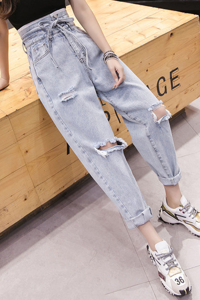 Női széles farmer fűzős, szakadt motívumokkal