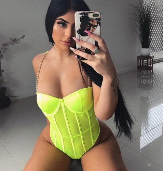 Mūsdienīgs sieviešu caurspīdīgs bodijs ar metāla siksnām tipa ķēdīti