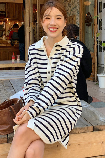 Női csíkos ruha klasszikus gallérral