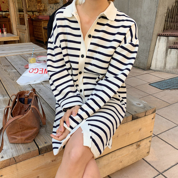 Női csíkos ruha klasszikus gallérral