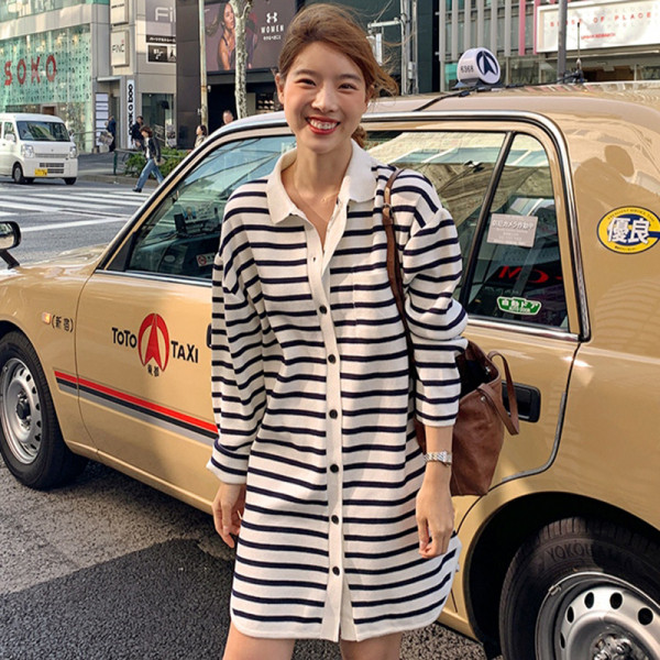 Női csíkos ruha klasszikus gallérral