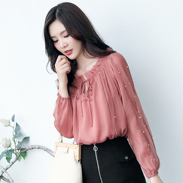 Modern női blúz gyöngyökkel és nyakkendőkkel