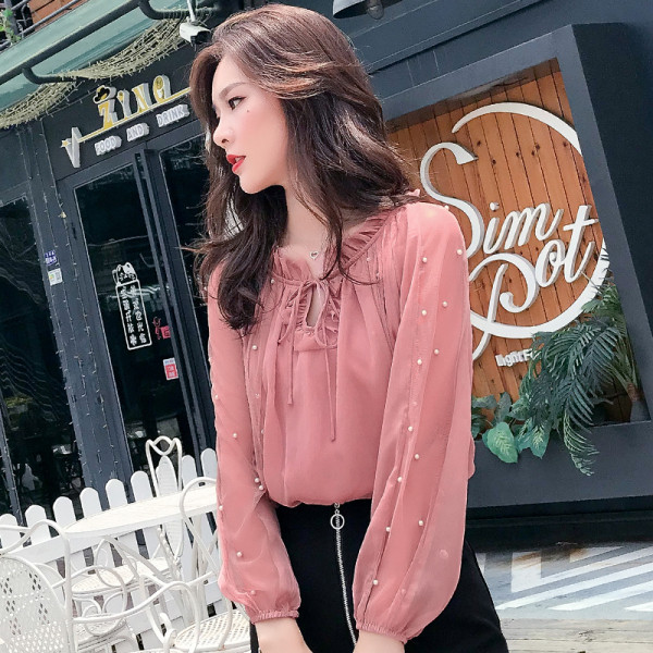 Modern női blúz gyöngyökkel és nyakkendőkkel