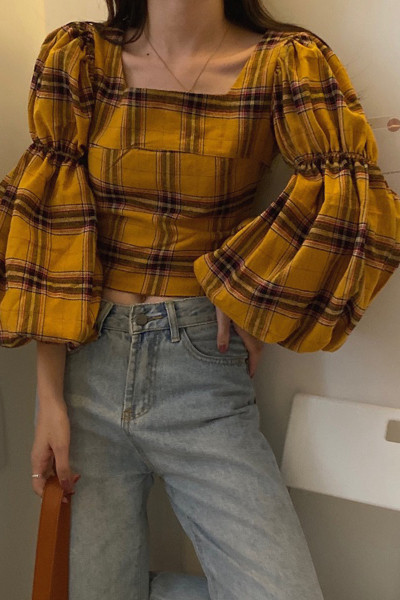 Női kockás blúz széles ujjal és négyzet alakú nyakkivágással