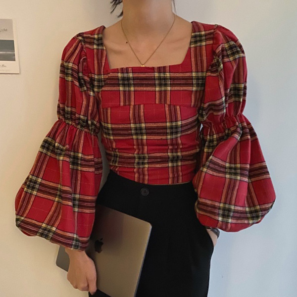 Női kockás blúz széles ujjal és négyzet alakú nyakkivágással