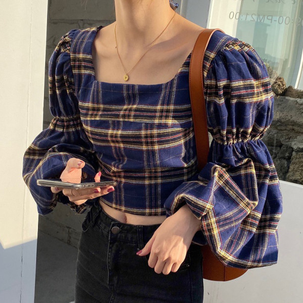 Női kockás blúz széles ujjal és négyzet alakú nyakkivágással