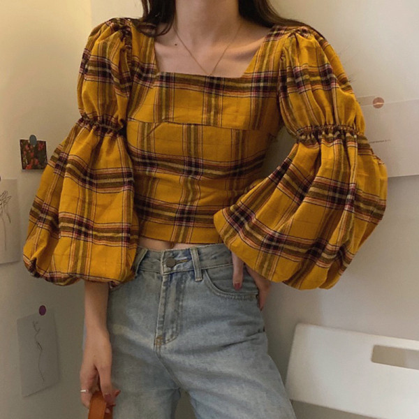 Női kockás blúz széles ujjal és négyzet alakú nyakkivágással