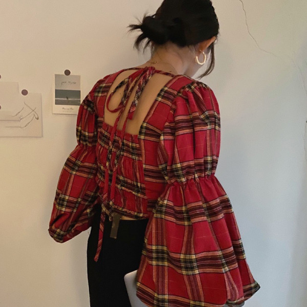 Női kockás blúz széles ujjal és négyzet alakú nyakkivágással