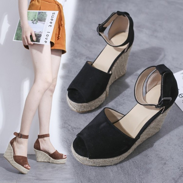 Női szandál öko velúrból 10 cm-es platformmal és csattal - nagy számok