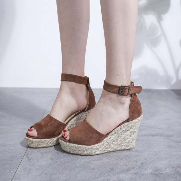 Női szandál öko velúrból 10 cm-es platformmal és csattal - nagy számok