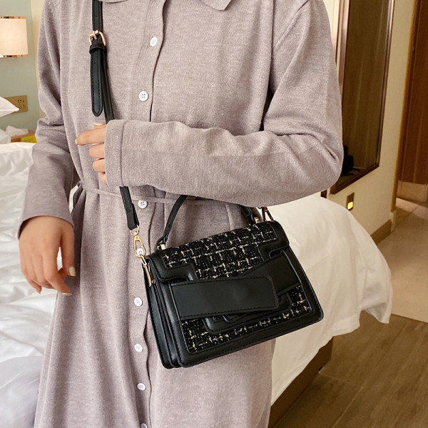 Modern női táska két füllel és fém rögzítéssel