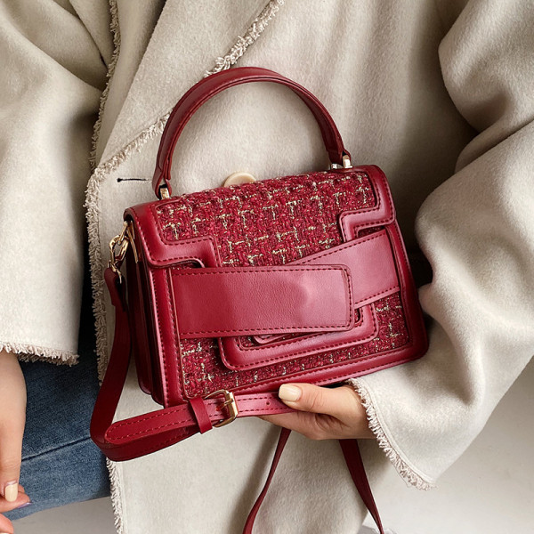 Modern női táska két füllel és fém rögzítéssel