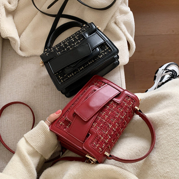 Modern női táska két füllel és fém rögzítéssel