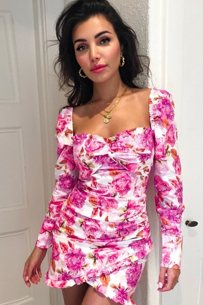 Aktuális női ruha-modell hosszú ujjú virágmintával