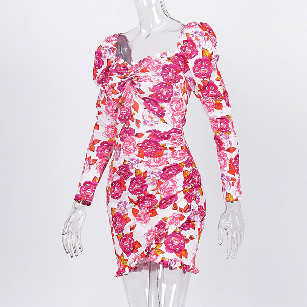 Aktuális női ruha-modell hosszú ujjú virágmintával