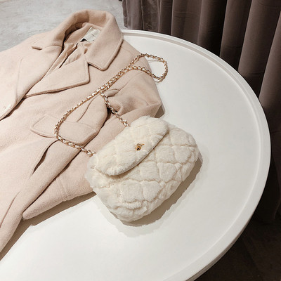 Női válltáska fém lánccal