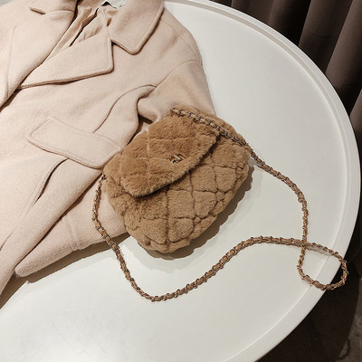 Női válltáska fém lánccal