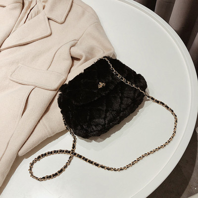 Női válltáska fém lánccal