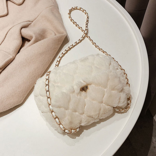 Női válltáska fém lánccal