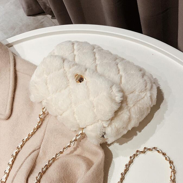 Női válltáska fém lánccal