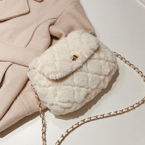 Női válltáska fém lánccal