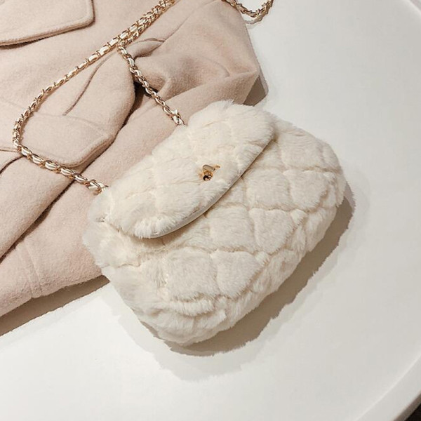 Női válltáska fém lánccal