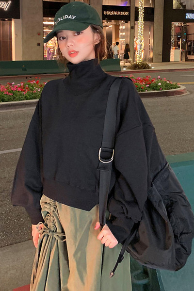 Új modell női blúz pólógallérral és széles ujjakkal