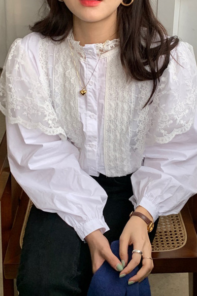 Moteriški balti marškiniai su nėriniais ir apvalia iškirpte