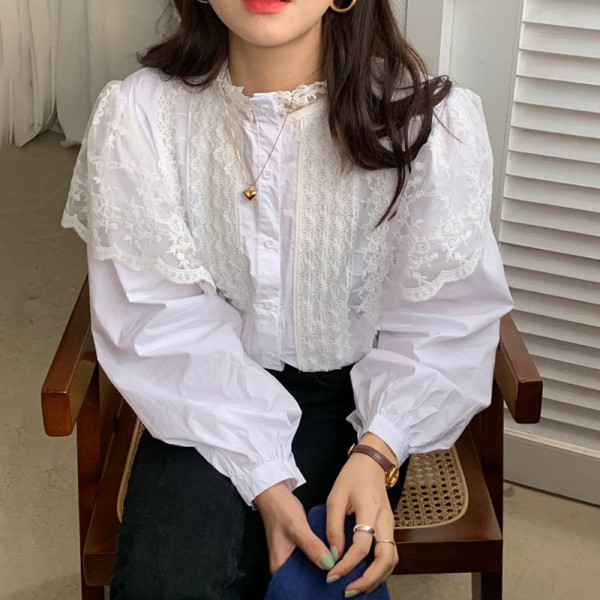 Moteriški balti marškiniai su nėriniais ir apvalia iškirpte