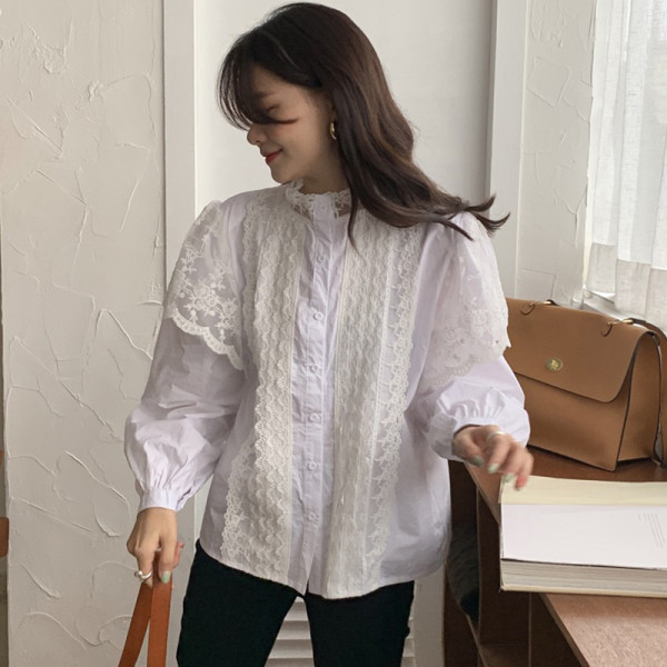 Moteriški balti marškiniai su nėriniais ir apvalia iškirpte