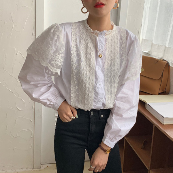 Moteriški balti marškiniai su nėriniais ir apvalia iškirpte