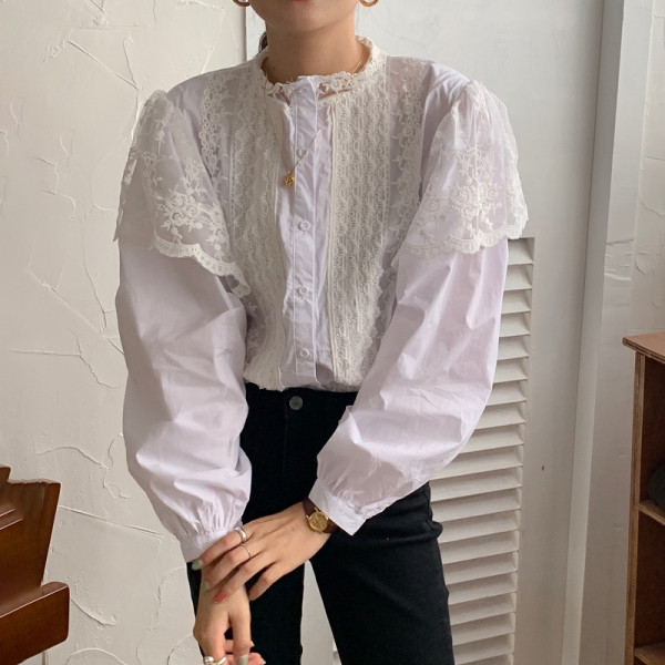 Moteriški balti marškiniai su nėriniais ir apvalia iškirpte