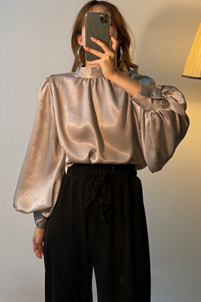 Stiilne kõrge krae ja laiade varrukatega naiste pluus